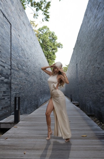 Modelująca sukienka maxi z odkrytymi plecami i rozcięciem z vandamką SANDY MUSE DRESS