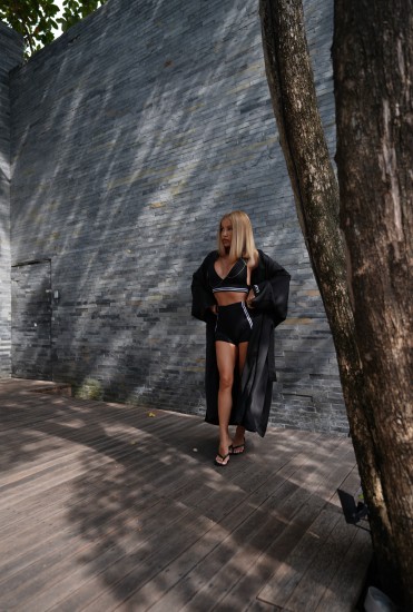 Stylowe czarne kimono o luźnym fasonie z paskiem BLACK ICON SPORT 