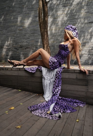 Romantyczną taliowana sukienka z wiązaniem na plecach w zestawie z vandamką PURPLE MUSE DRESS