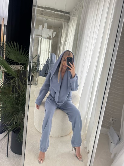 Bluza dresowa z dekoldem i kapturem w kolorze niebieskim CALM BLUE