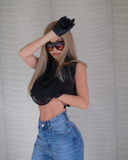 Black Vision Top – Joanna Muzyk Atelier – czarna bluzka crop z wiązaniem i szalowym wykończeniem