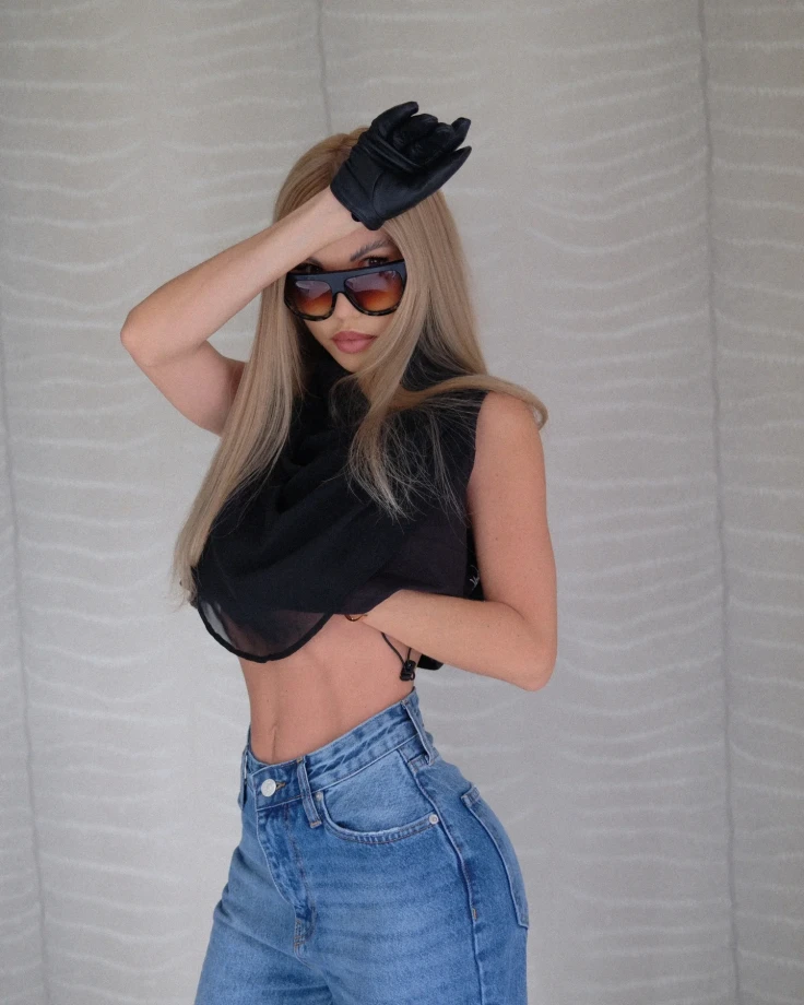 Czarna bluzka crop z wiązaniem i szalowym wykończeniem