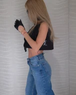 Czarna bluzka crop z wiązaniem i szalowym wykończeniem