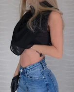 Czarna bluzka crop z wiązaniem i szalowym wykończeniem