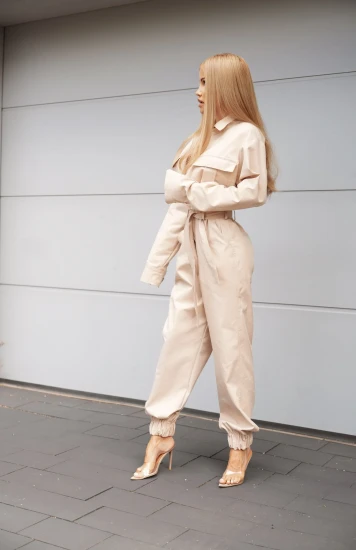 Beżowy kombinezon damski z długimi nogawkami i paskiem DESERT MOVE