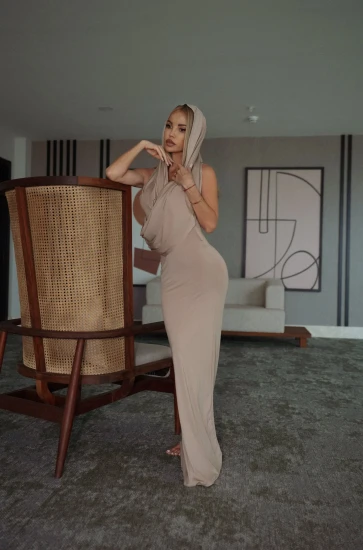 Sukienka maxi Beige Aura z elastycznej lycry w kolorze beżowym z fantazyjnym kapturem