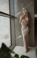 Sukienka maxi Beige Aura z elastycznej lycry w kolorze beżowym z fantazyjnym kapturem