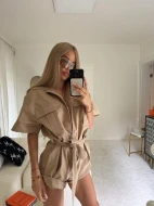 Kombinezon krótki beżowy z zamkiem i szortami – styl miejski z nutą safari DESERT MOOD
