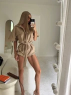 Kombinezon krótki beżowy z zamkiem i szortami – styl miejski z nutą safari DESERT MOOD
