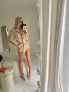 Kombinezon krótki beżowy z zamkiem i szortami – styl miejski z nutą safari DESERT MOOD