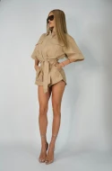 Kombinezon krótki beżowy z zamkiem i szortami – styl miejski z nutą safari DESERT MOOD