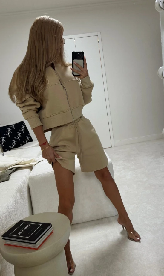 beżowy komplet dresowy damski z bluzą na zamek i szortami