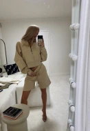 beżowy komplet dresowy damski z bluzą na zamek i szortami