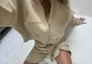 beżowy komplet dresowy damski z bluzą na zamek i szortami