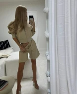 beżowy komplet dresowy damski z bluzą na zamek i szortami