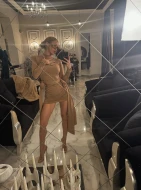 Modelująca sukienka w kolorze beżowym z trenami SAND NUDE DRESS