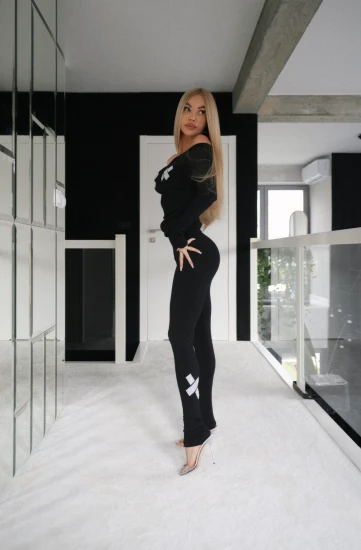 Modelująca bluzka opadająca na ramiona w kolorze czarnym BLACK SHINE LINE