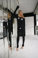 Modelująca bluzka opadająca na ramiona w kolorze czarnym BLACK SHINE LINE