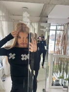Modelująca bluzka opadająca na ramiona w kolorze czarnym BLACK SHINE LINE