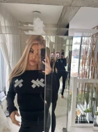 Modelująca bluzka opadająca na ramiona w kolorze czarnym BLACK SHINE LINE
