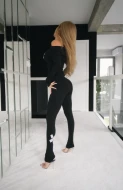Modelująca bluzka opadająca na ramiona w kolorze czarnym BLACK SHINE LINE