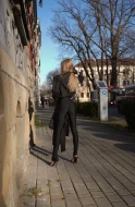 Czarna koszula oversize z bawełny - klasyczny fason z szerszymi ramionami