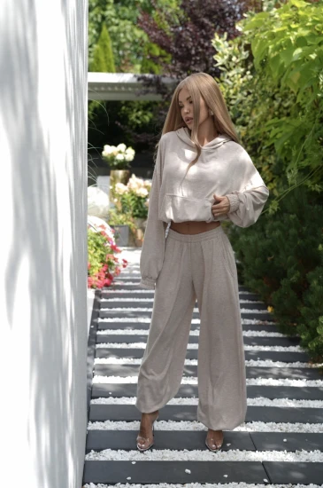 THE KNIT CLUB - kobiecy, komfortowy zestaw dresowy wykonany z dzianiny sweterkowej BLUSH KNIT SET