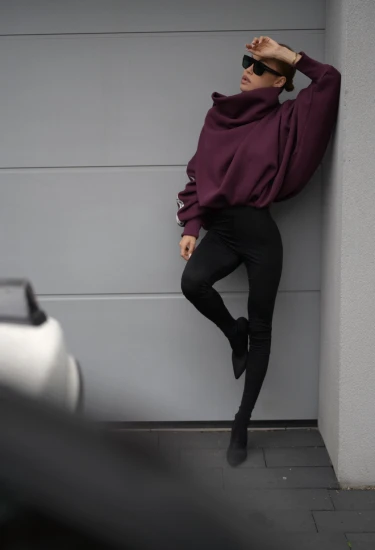 THE AUTUMN EDIT - kobieca bluza sportowa z kominem z logowanymi gumami PLUM EDIT