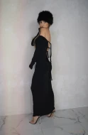 Czarna sukienka maxi z odkrytymi ramionami i wiązaniem SILKY MOVE DRESS