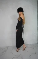 Czarna sukienka maxi z odkrytymi ramionami i wiązaniem SILKY MOVE DRESS