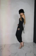 Czarna sukienka maxi z odkrytymi ramionami i wiązaniem SILKY MOVE DRESS