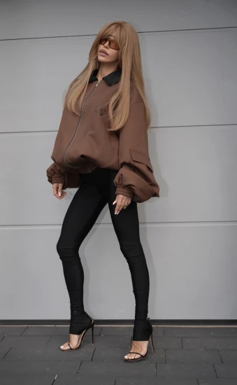 CAFE SOCIETY CLUB - kurtka w formie bombera zapinana na zamek w kolorze brązowym CAFE BROWN BOMBER
