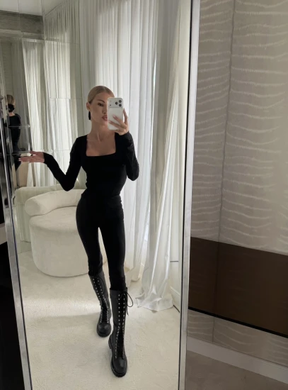 Elastyczna bluzka z dekoldem w kolorze czarnym z efektem PUSH-UP