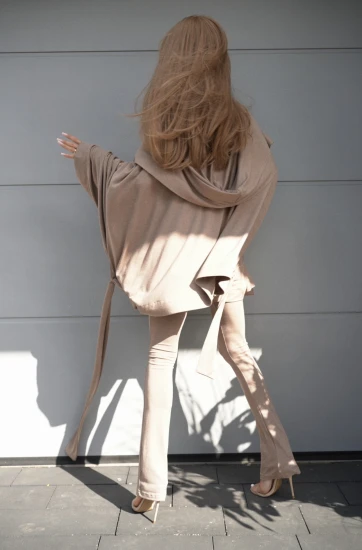 SOFT MOMENTS LATTE - kimono blezer z maxi kapturem wykonany z wiskozy 